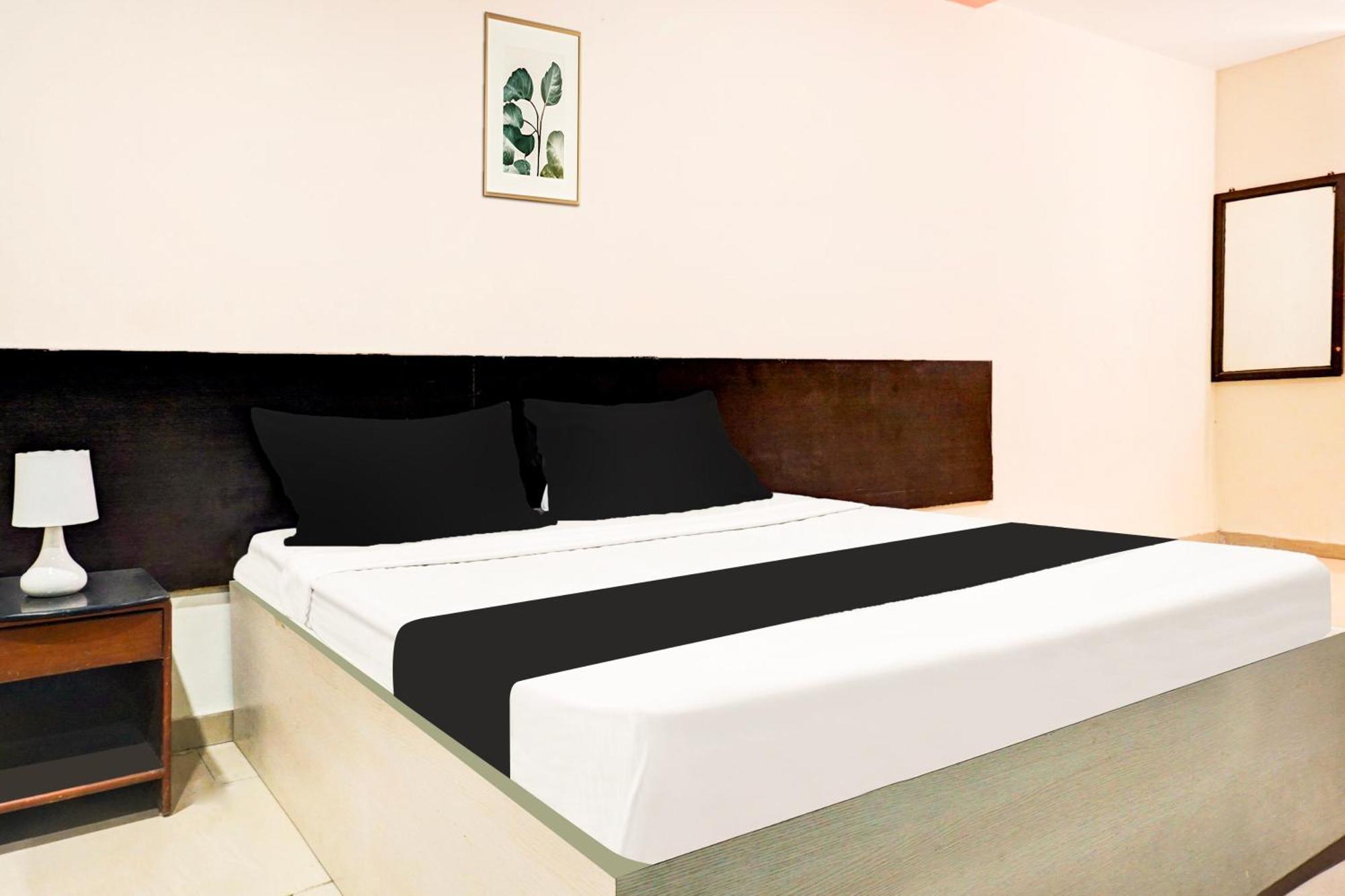 Hotel O Royal Lodge Koregaon Exterior foto
